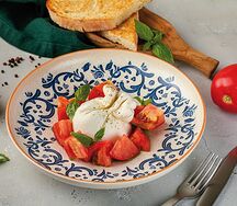 Салат с бурратой и розовыми томатами