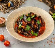 Мидии в пряном томатном соусе