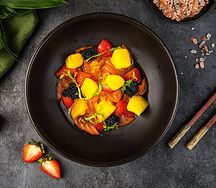 Лосось понзу с клубникой и манго