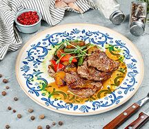 Говяжьи медальоны с тушеными овощами и мини-картофелем