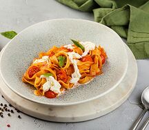 Феттуччине с томатами и страчателлой