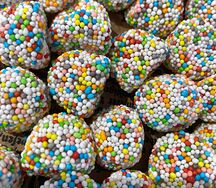 Ягоды в разноцветной обсыпке