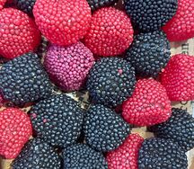 Ягоды в обсыпке красно-черные