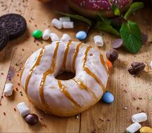 Донат карамель с орехом