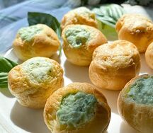 Профитроли с улиткой под соусом горгондзола