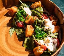 Салат с баклажаном фри и сливочным сыром