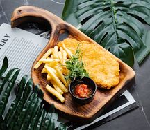 Куриная отбивная с картофелем фри