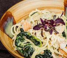 Спагетти с семгой и шпинатом