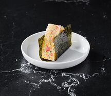 Онигири с тунцом