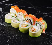 Ролл с креветкой, авокадо и ореховым соусом