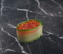 Гункан с красной икрой