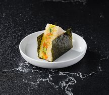 Онигири с лососем