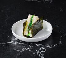 Онигири с чукой