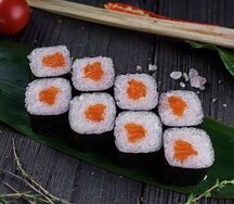 Классический ролл с лососем
