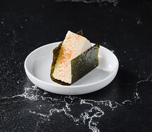 Онигири с крабом