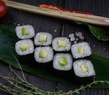 Классический ролл с авокадо