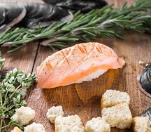 Суши с опаленным лососем