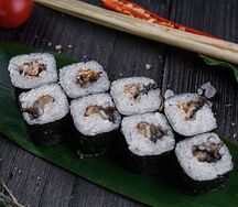 Классический ролл с угрем