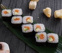 Классический ролл с авокадо и лососем