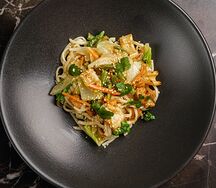 Кокосовый Wok с креветками и курицей