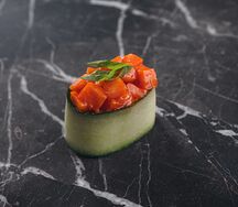 Гункан с лососем