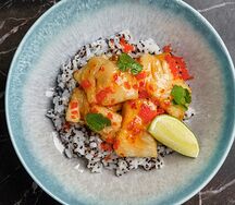 Жареный окунь с рисом и свит чили