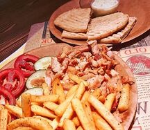 Гирос на тарелке с картофелем фри