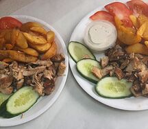 Гиро на тарелке с картофелем по-деревенски