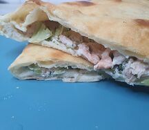 Кальцоне с лососем и брокколи