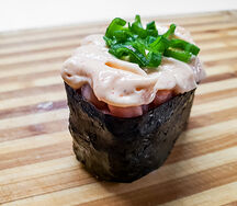 Гункан лосось спайси