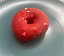 Донат в глазури с ягодной начинкой