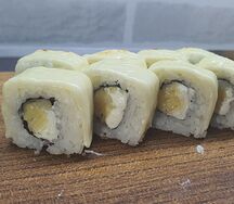 Запеченный ролл Четыре сыра