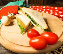 Сэндвич с курицей и беконом