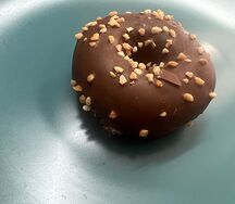 Донат с карамельной начинкой