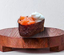 Гункан лосось со сливочным сыром