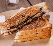 Сэндвич с арахисовой пастой и Нутеллой