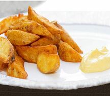 Картофельные дольки, сырный соус