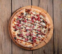 Пицца с охотничьими колбасками итальянская