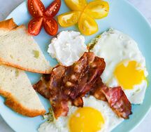 Яичница с сыром, лососем или беконом