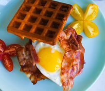 Венские вафли с глазуньей и беконом