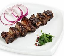 Шашлык из говяжьей печени в сетке