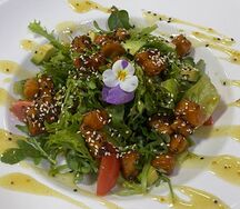 Теплый салат из семги с брокколи