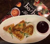 Жареный сулугуни с вишневым соусом