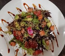 Салат от шефа из лосося с киноа