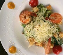 Салат Цезарь с креветками