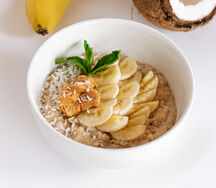 Овсяная каша с арахисовой пастой веган