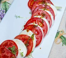 Капрезе с розовыми томатами