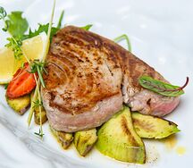 Стейк тунца с авокадо на гриле