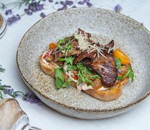 Брускетта Хоровац BBQ с соусом 1000 островов