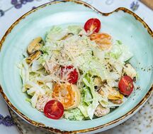 Салат Цезарь с креветками